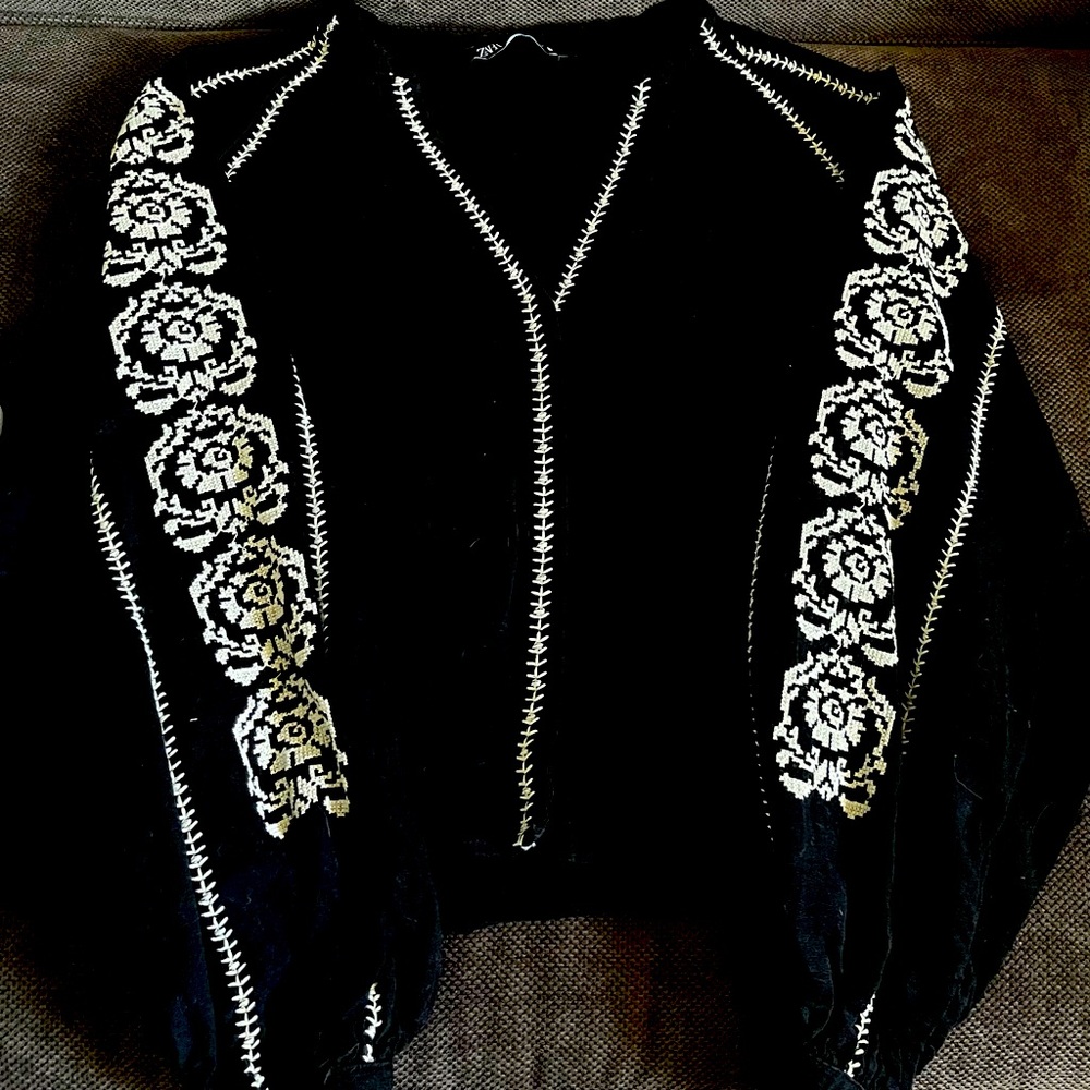 Zara Black with White Embroidery Linen Blend Blouse. Like New Condition.